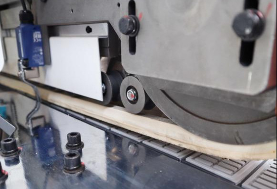 Υψηλού επιπέδου πάνελ Seamless Intelligent Laser Edge Banding Machine